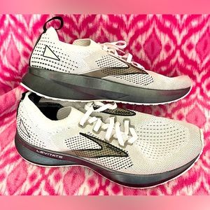 Brooks Levitate Stealth Fit 5 White/Black Shoes Women’s Size 7.5